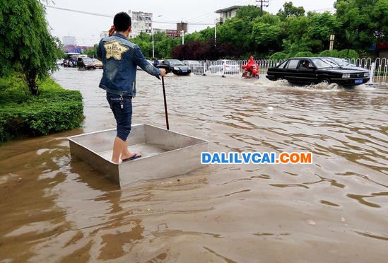 市民將鋁合金水池拿出當(dāng)船劃行