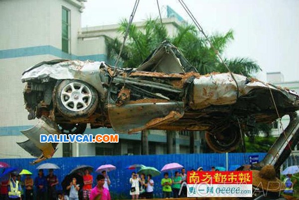 被毀小汽車被救援車吊起