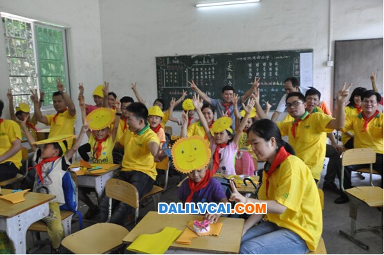 高登鋁愛心團隊與四會山區(qū)留守兒童一起玩游戲