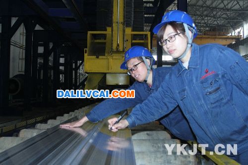 兗礦輕合金公司擠壓二車間牽引崗女工工作現(xiàn)場