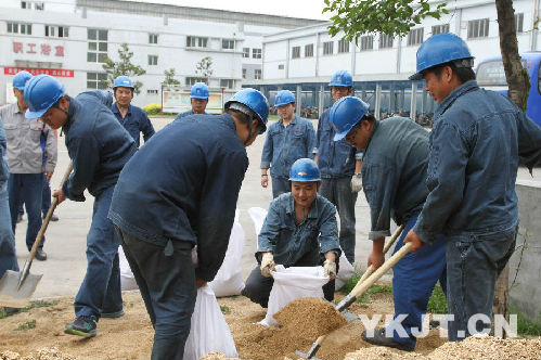 輕合金公司組織防洪演練提高應急處置能力現(xiàn)場